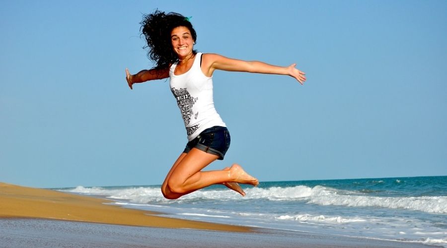 mujer feliz y saltando bien de salud
