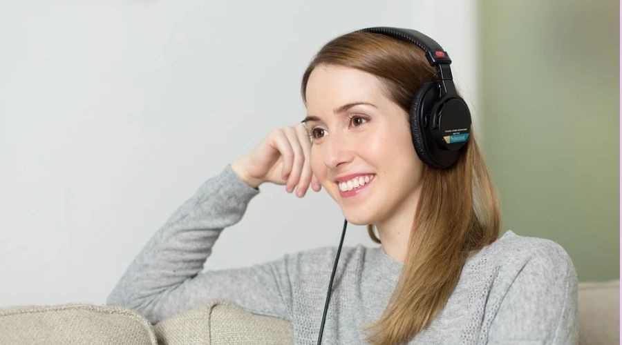 mujer escuchando y disfrutando musica